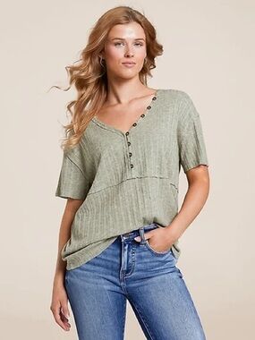 BKE Buckle Green Knit Henley Short Sleeve Top Womens L Large Boho Casual Buttons